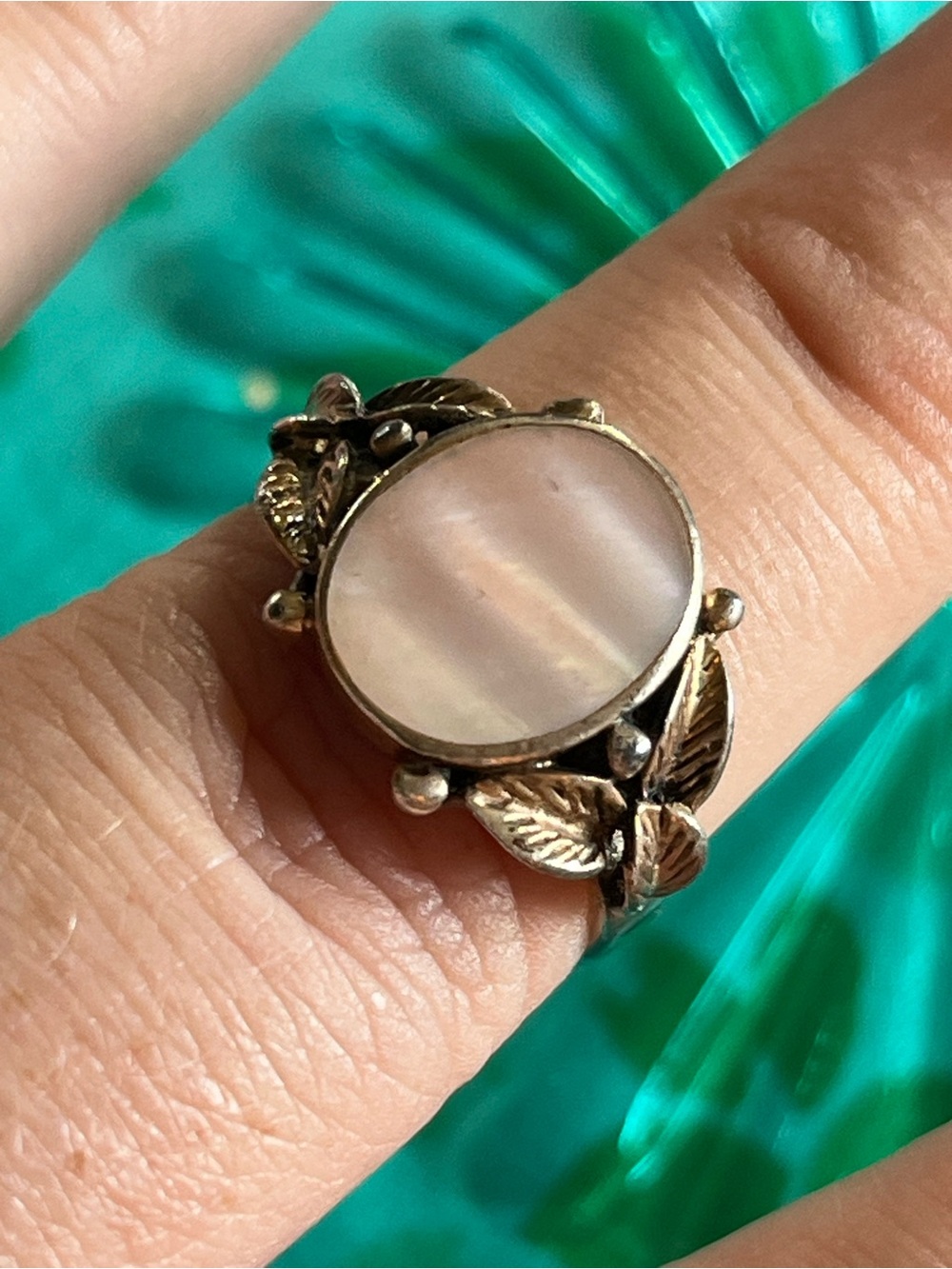 Vintage Navajo Sterling Silver 925 Mother of Pearl Leaf and Berries Size 7 Ring